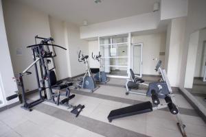 a gym with several treadmills and exercise bikes at Departamentos Alto Libertad in Viña del Mar