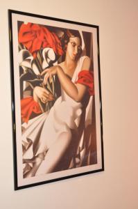 una pintura de una mujer con un vestido blanco en una pared en Hotel Vittoriano, en Turín