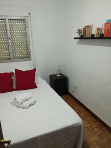 Postel nebo postele na pokoji v ubytování luminosa habitación en apartamento compartido