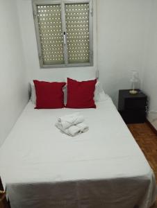 Postel nebo postele na pokoji v ubytování luminosa habitación en apartamento compartido