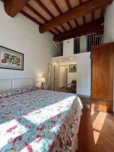 sypialnia z łóżkiem i drewnianym sufitem w obiekcie I Casaloni w mieście Panzano in Chianti
