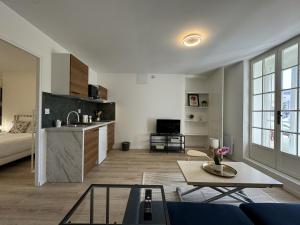 a living room with a couch and a table at Les lys jaunes - 4pers - Rêve au Mans in Coulaines