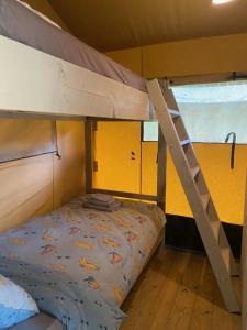Palanda nebo palandy na pokoji v ubytování Glamping tent in oase van groen