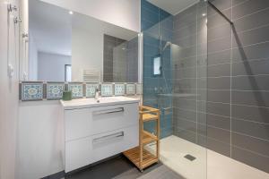 a bathroom with a sink and a shower at 200m plage, maison pour 6 adultes 4 enfants in Piriac-sur-Mer +18 photos