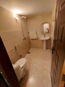 ein Badezimmer mit Toilette und Waschbecken in der Unterkunft HOTEL DAY IN Empouriem in Lahore + 16 Fotos