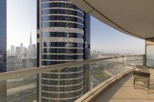 un balcón con vistas a un edificio alto en Cozy 1BR with balcony great view, Damac Towers, en Dubái
