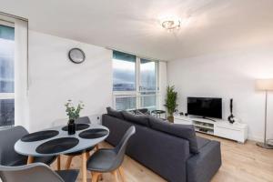 Μια τηλεόραση ή/και κέντρο ψυχαγωγίας στο Cosy 2 BR City Centre - Free Parking