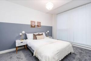 Ένα ή περισσότερα κρεβάτια σε δωμάτιο στο Cosy 2 BR City Centre - Free Parking