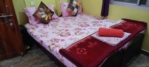 Postel nebo postele na pokoji v ubytování Azure Family Paying Guest House + 25 fotografií