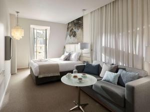 Кровать или кровати в номере Cures Marines Hotel Thalasso & Spa Trouville - MGallery Collection