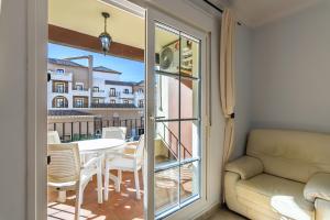 Zimmer mit einem Balkon mit Tisch und Stühlen in der Unterkunft Canela Park by H - Playa Isla Canela ICHP52P296 in Isla Canela