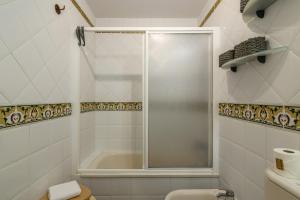 ein Badezimmer mit Dusche und Toilette in der Unterkunft Canela Park by H - Playa Isla Canela ICHP52P296 in Isla Canela + 20 Fotos