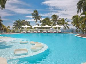 Bazén v ubytování Mövenpick Hotel Mactan Island Cebu nebo v jeho okolí