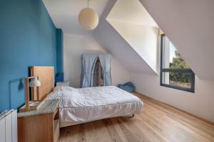 a bedroom with a bed and a window at 200m plage, maison pour 6 adultes 4 enfants in Piriac-sur-Mer