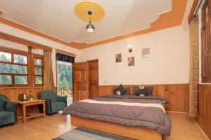Rúm í herbergi á Hippie Panda Hostel