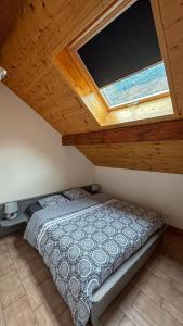 a bedroom with a large bed with a skylight at Montricher Karellis, 5 min de St Jean de Maurienne in Montricher-Albanne
