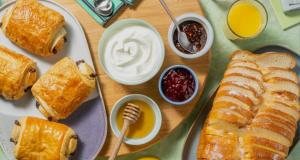 Una mesa cubierta con platos de pasteles y otros alimentos. en Le 66 Carnot, en Cannes