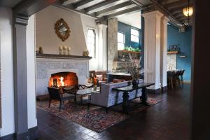 Hotel Petaluma, Tapestry Collection by Hilton的休息区