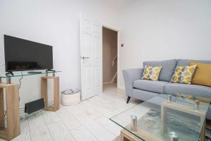 a living room with a couch and a tv at River View Large House In Afan Forest Bike Park By StayStaycations in Port Talbot
