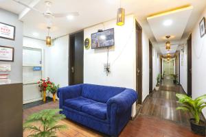 Sofá azul en una habitación con pasillo en Via The Arrow, en Nueva Delhi 25 fotos más