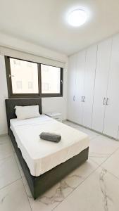 Ένα ή περισσότερα κρεβάτια σε δωμάτιο στο Modern Wellness Escape Apartment with Optional Health Transformation Retreat