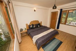 Rúm í herbergi á Hippie Panda Hostel