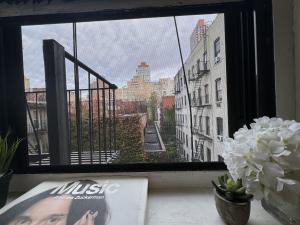 une fenêtre avec vue sur la ville dans l'établissement UES Manhattan ROOM #2 in Shared Apartment, à New York