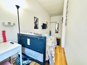 - une chambre avec un lit bleu et un bureau dans l'établissement UES Manhattan ROOM #2 in Shared Apartment, à New York 8 autres photos