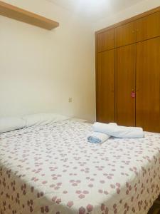 Ένα ή περισσότερα κρεβάτια σε δωμάτιο στο Apartamentos aeropuerto Juan +10 φωτογραφίες