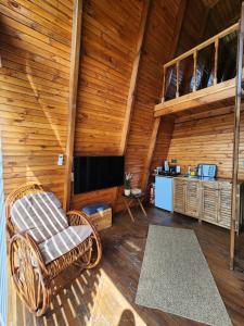 a room with a chair and a kitchen in a cabin at Doa Bungalov & Tiny House in Sapanca