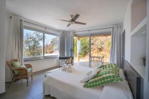 Postel nebo postele na pokoji v ubytování Villa Donna Cà con vista mare e piscina privata + 38 fotografií