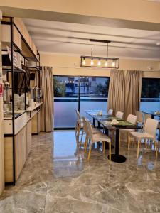 a kitchen and dining room with a table and chairs at Hotel Mon Chéri in Villa Carlos Paz