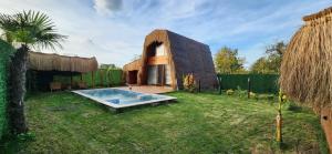 萨潘贾Doa Bungalov & Tiny House的一座小房子,在庭院里设有一个游泳池