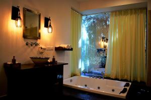 Paatlidun Safari Lodge, Jim Corbett的一间浴室