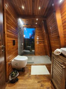 a bathroom with a toilet and a tub and a sink at Doa Bungalov & Tiny House in Sapanca