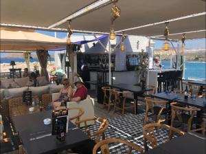 Kala Yacth Experience餐厅或其他用餐的地方
