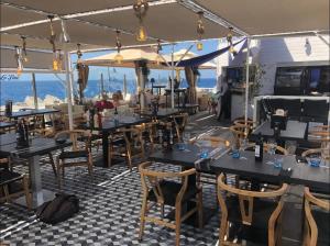 Kala Yacth Experience餐厅或其他用餐的地方