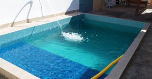 una piscina de agua con una manguera de agua en Valley House - Hostel, en Piranhas 9 fotos más