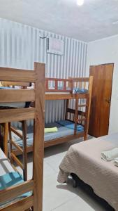 una habitación con dos literas y una cama en Valley House - Hostel, en Piranhas