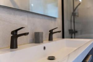 Ένα μπάνιο στο T3 idéalement situé vue lac et montagne