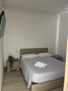 une chambre avec un lit et un mur blanc dans l'établissement Villa Milano Apt. n. 5, à Milan