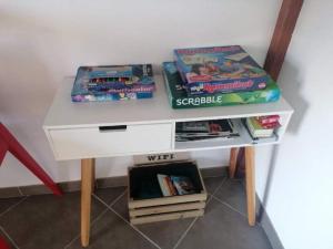 Cottage L'évasion des 2 caps-5 personnes- bord de mer في أودينجين: مكتب أبيض عليه علبتان من ألعاب Wii +34 صورة