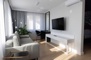 un soggiorno con una scrivania bianca e una TV di Anaberg a Nowa Ruda