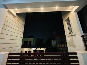 una vista dal balcone di un edificio di notte di Maa vaishno paying guest house a Ayodhya