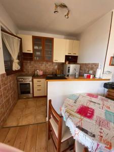 Kuchyň nebo kuchyňský kout v ubytování Apartment Jakov