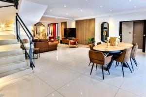 a living room with a table and chairs at Villa Emeraude-Joyaux de Provence in Saint-Étienne-du-Grès
