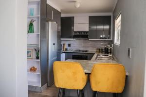 Köök või kööginurk majutusasutuses Centrally Located Luxurious Unit in CBD