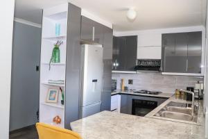 Kuchyň nebo kuchyňský kout v ubytování Centrally Located Luxurious Unit in CBD