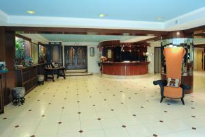 een grote lobby met een wachtruimte en een salon bij Hotel Jaume I in Andorra la Vella