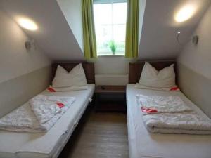 En eller flere senge i et værelse på Feriendorf Robbenplatte Burhave 2
